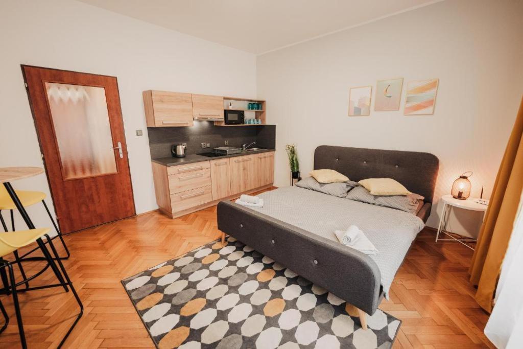 Citybeat Apartments, 400M From The Square Plzen Exterior photo